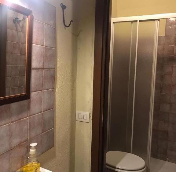 اتاق اکونومی, Sant Efisio Host