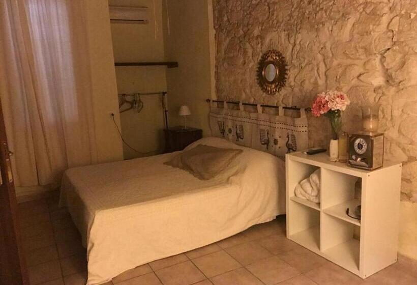 اتاق اکونومی, Sant Efisio Host