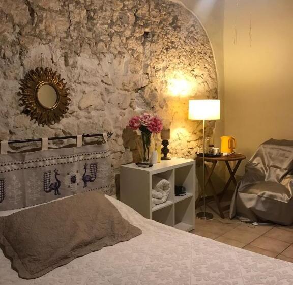 اتاق اکونومی, Sant Efisio Host