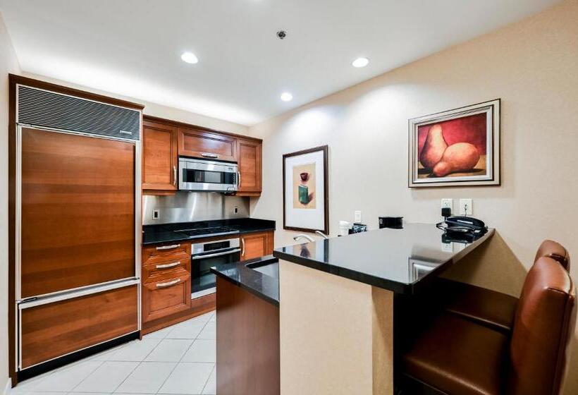 آپارتمان 1 خوابه با بالکن, Stripviewsuites At Signature