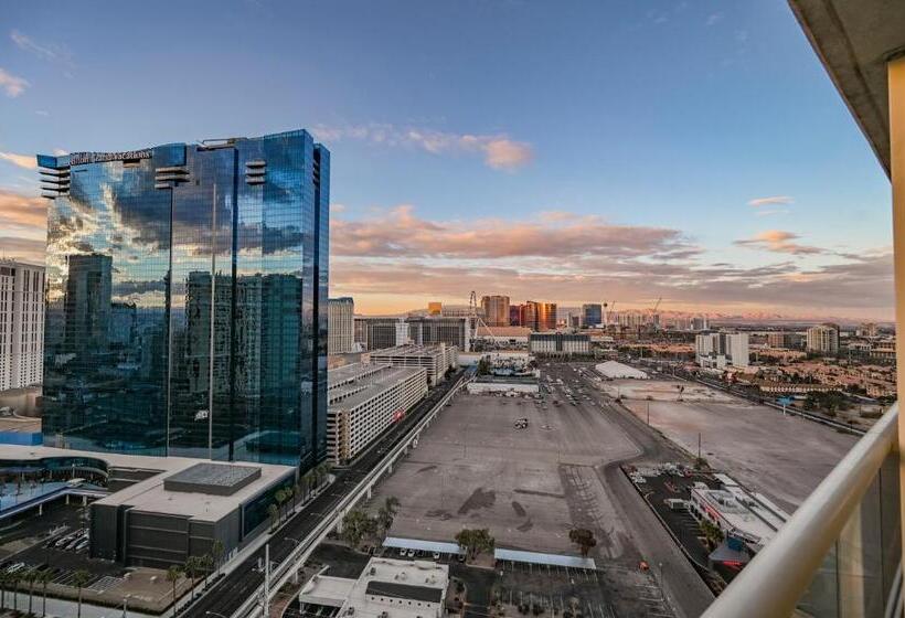 バルコニー付きスタンダードステューディオ, Stripviewsuites At Signature