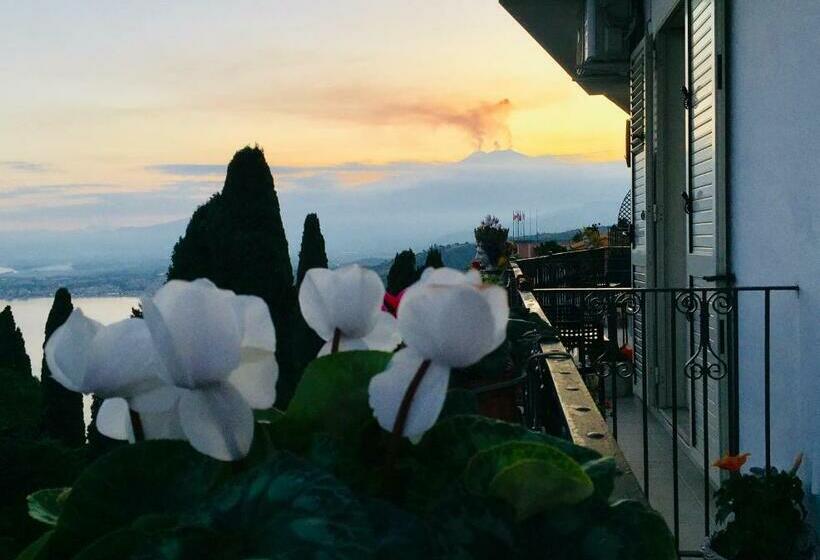 اتاق لوکس با بالکن و چشمانداز دریا, Chiaro Di Luna