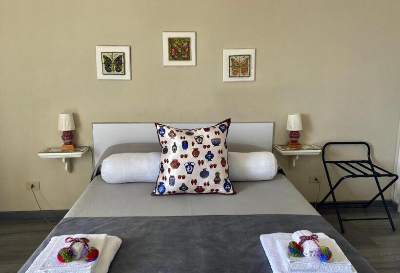 اتاق لوکس با بالکن و چشمانداز دریا, Chiaro Di Luna