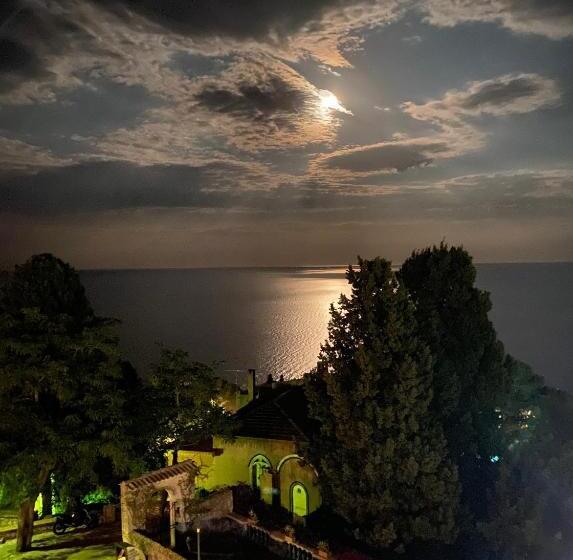 غرفة قياسية مزوَّدة بشُرفة إطلالة جانبية علي البحر, Chiaro Di Luna