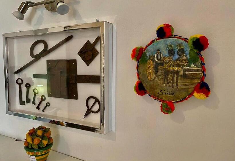 غرفة قياسية مزوَّدة بشُرفة إطلالة جانبية علي البحر, Chiaro Di Luna