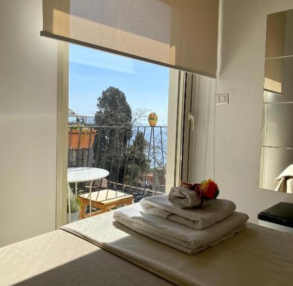 غرفة قياسية مزوَّدة بشُرفة إطلالة جانبية علي البحر, Chiaro Di Luna