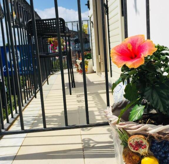 اتاق استاندارد با بالکن و چشمانداز دریا, Chiaro Di Luna