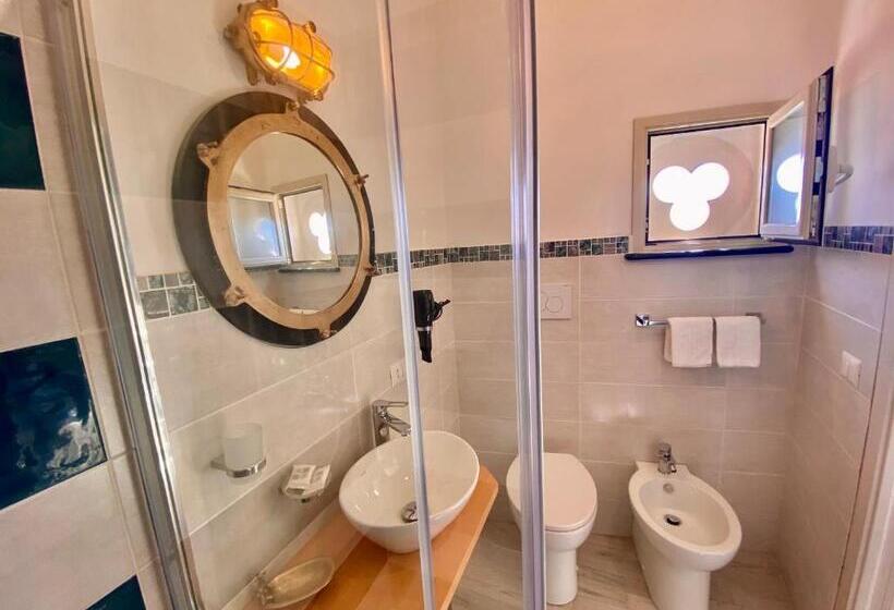 اتاق استاندارد با بالکن و چشمانداز دریا, Chiaro Di Luna