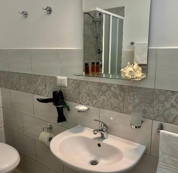 اتاق لوکس با بالکن و چشمانداز دریا, Chiaro Di Luna