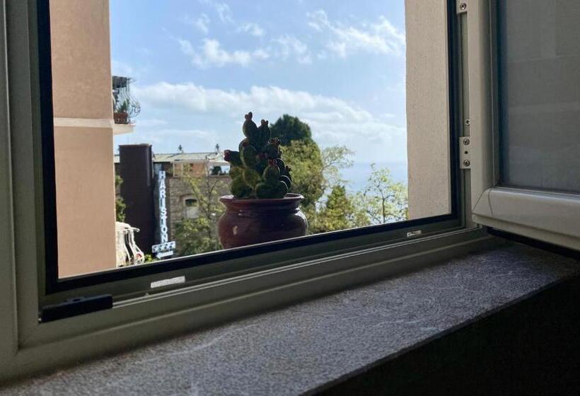 اتاق لوکس با بالکن و چشمانداز دریا, Chiaro Di Luna