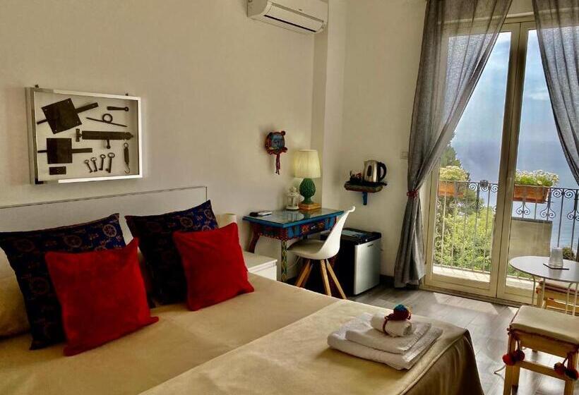 اتاق لوکس با بالکن و چشمانداز دریا, Chiaro Di Luna