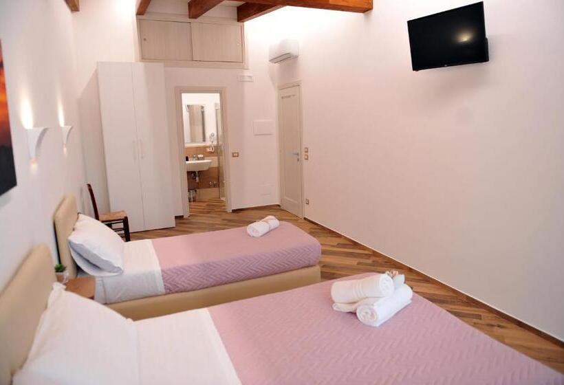 חדר דלוקס, Il Covo Degli Dei