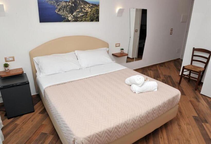 Quarto Deluxe, Il Covo Degli Dei