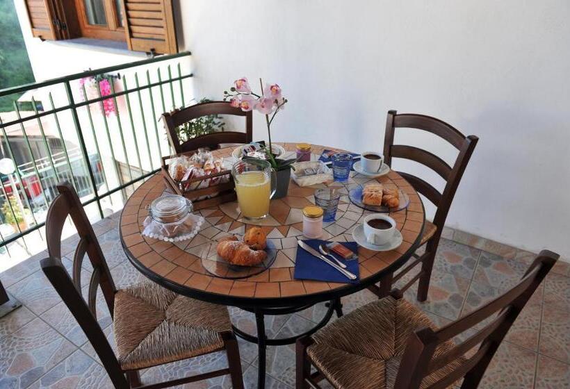 חדר סטנדרט לשלושה עם נוף לגינה, Il Covo Degli Dei