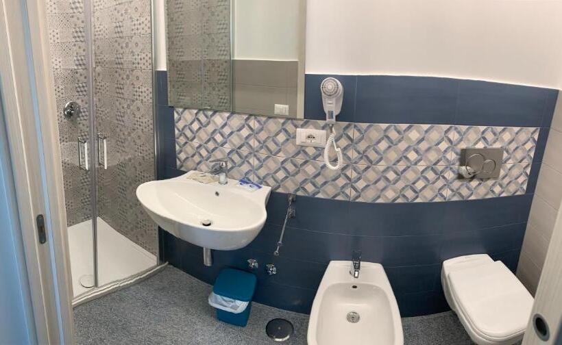 חדר דלוקס, Il Covo Degli Dei