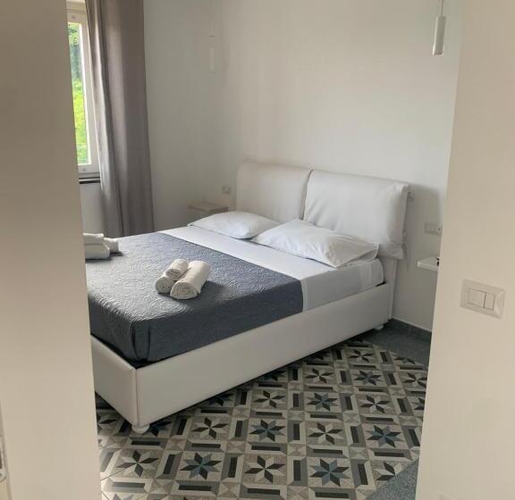 חדר דלוקס, Il Covo Degli Dei