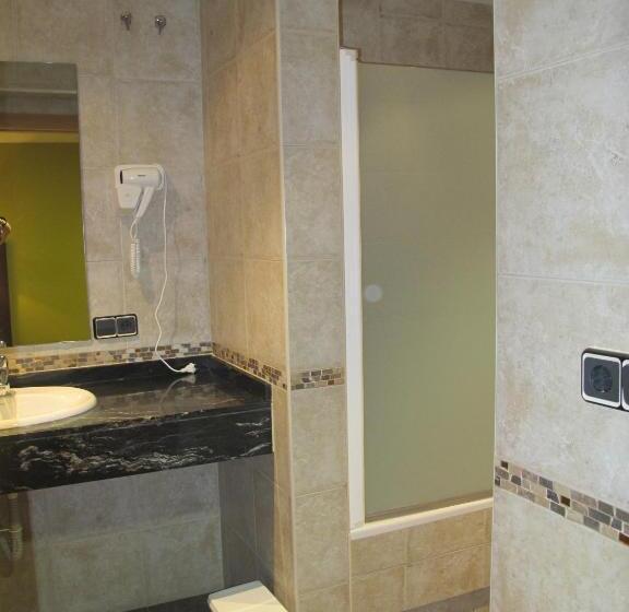 带城市景观的标准间, De Rei