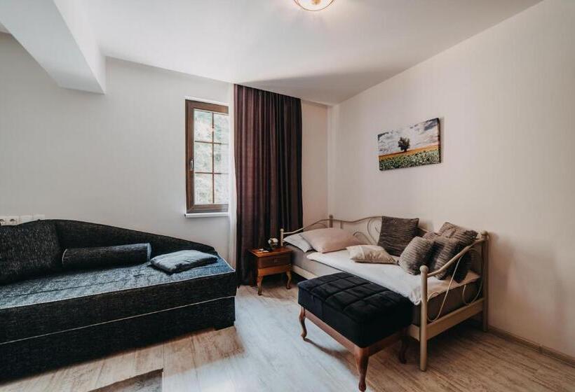 اتاق استاندارد سه نفره, Kostelski Buk