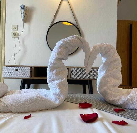 バルコニー付きスタンダードルーム, Manos Pension