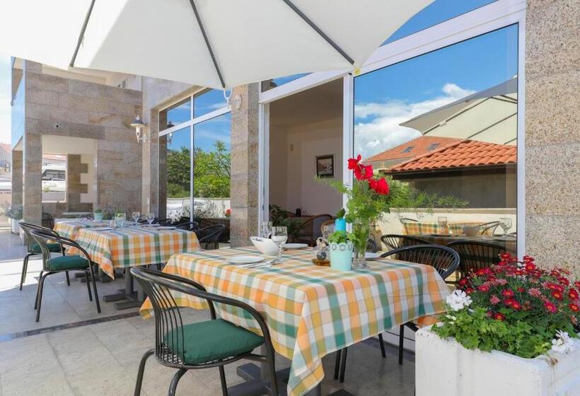 غرفة قياسية ثلاثية مزودة بشرفة, Downtown Private Rooms