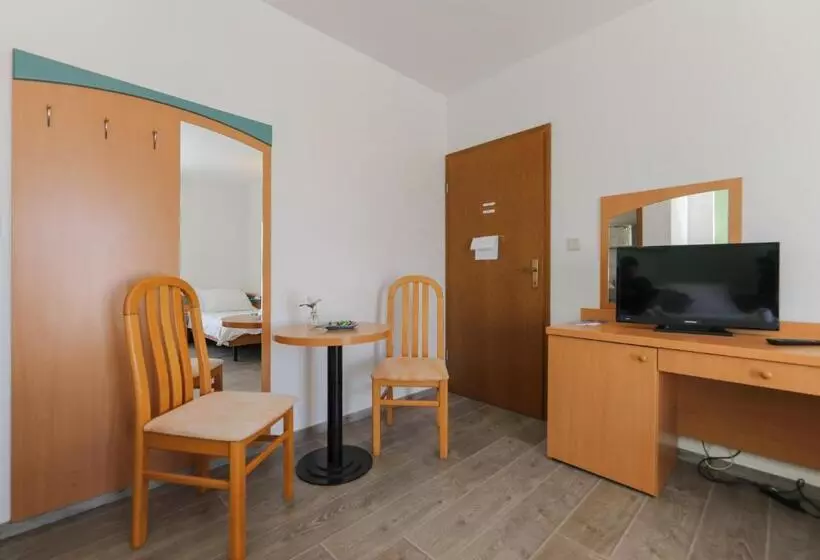 バルコニー付きスタンダードトリプルルーム, Downtown Private Rooms