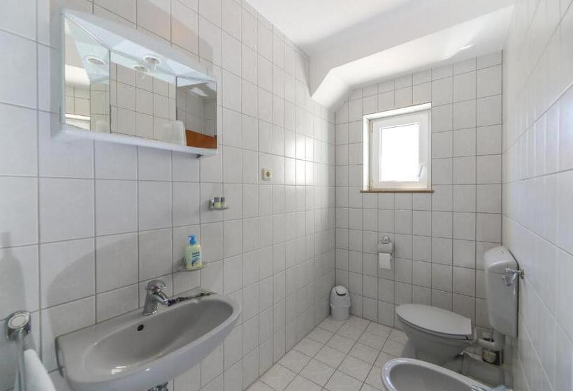 Трехместный Номер Стандарт с Балконом, Downtown Private Rooms
