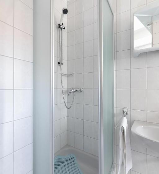 غرفة قياسية ثلاثية مزودة بشرفة, Downtown Private Rooms