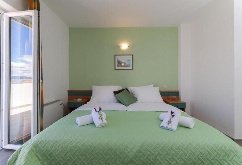 غرفة قياسية ثلاثية مزودة بشرفة, Downtown Private Rooms