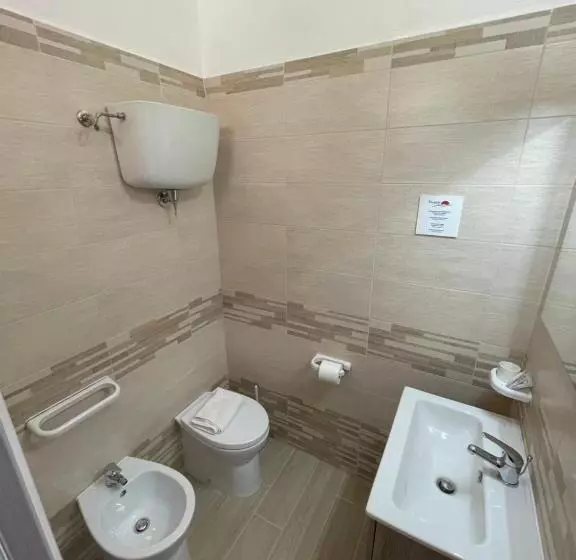اتاق لوکس با بالکن و چشم‌انداز دریا, Villaggio Calispera