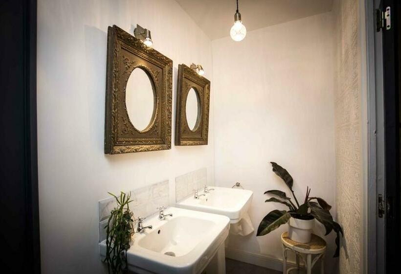 سوئیت با بالکن, Carcassonne Townhouse