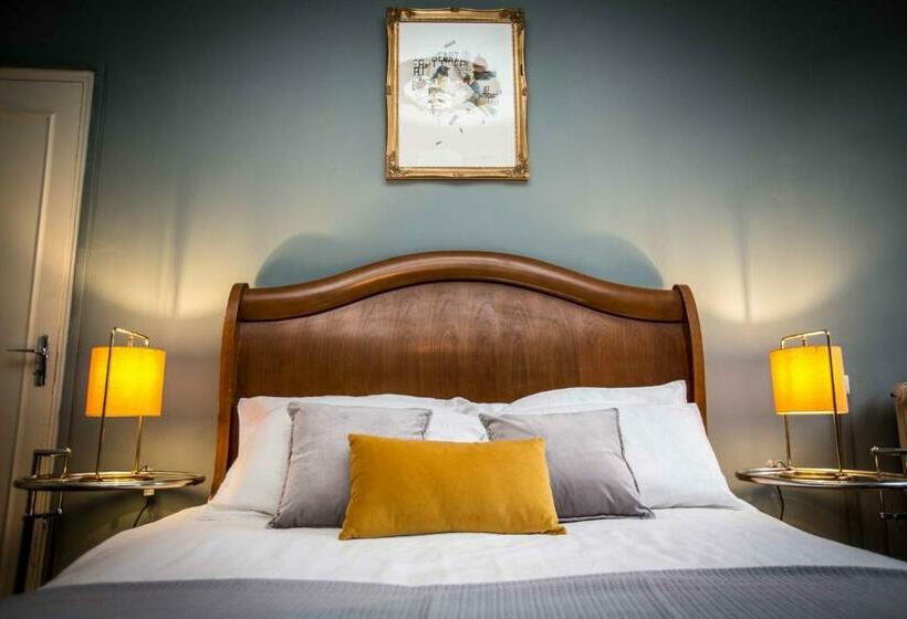 سوئیت با بالکن, Carcassonne Townhouse