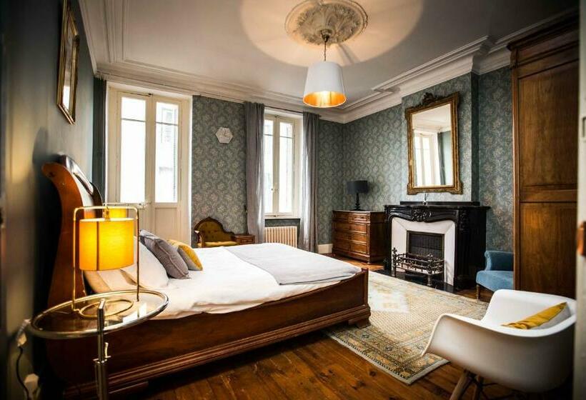 سوئیت با بالکن, Carcassonne Townhouse