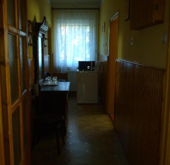 Семейный Номер, Fenyő Panzió