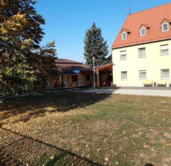 חדר סטנדרט נוף לגינה, Fenyő Panzió