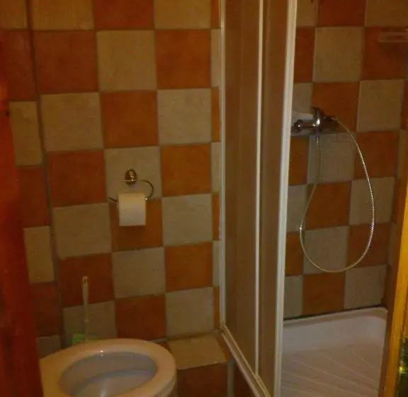 Perhehuone, Fenyő Panzió