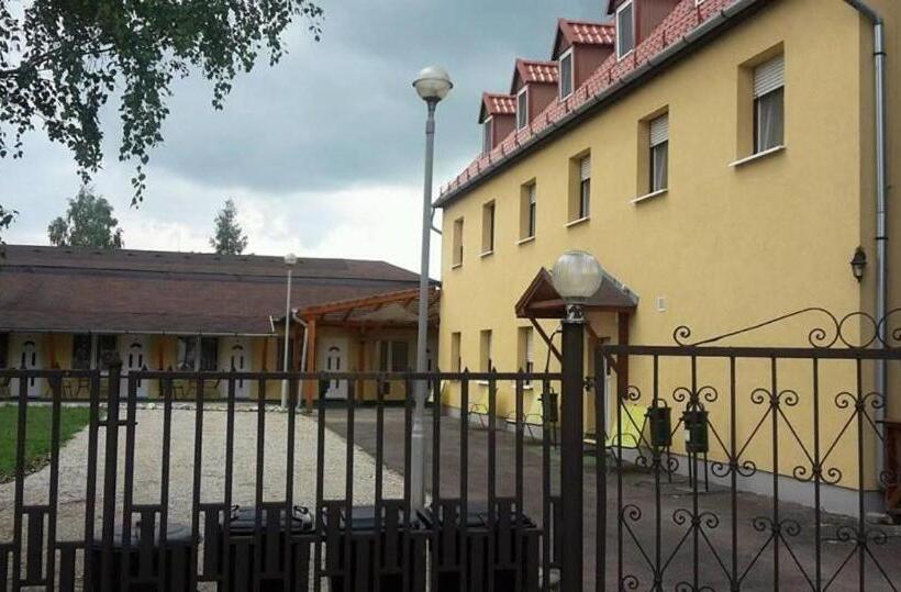 Номер Стандарт Вид на Сад, Fenyő Panzió