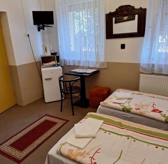 חדר סטנדרט לשלושה, Fenyő Panzió