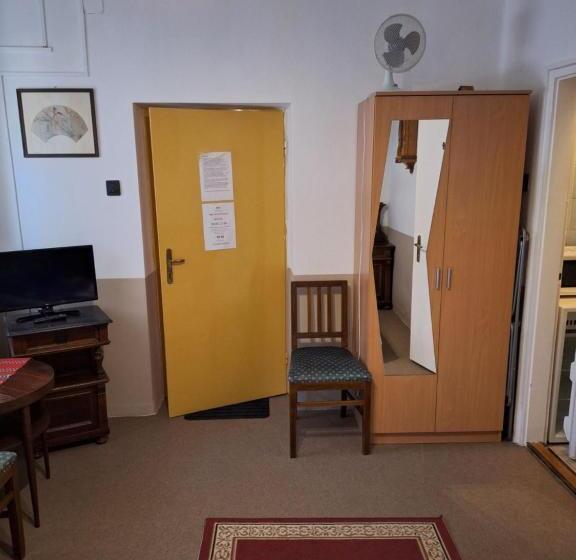 חדר סטנדרט, Fenyő Panzió