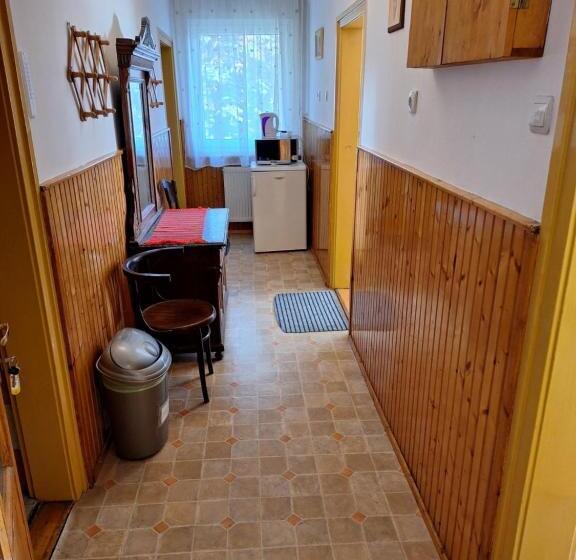 חדר משפחתי, Fenyő Panzió