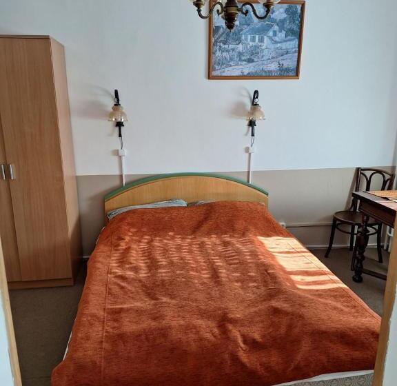 חדר סטנדרט לארבעה, Fenyő Panzió