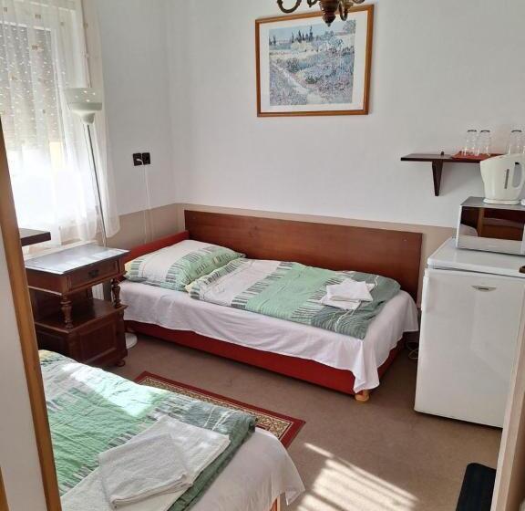 חדר סטנדרט לארבעה, Fenyő Panzió