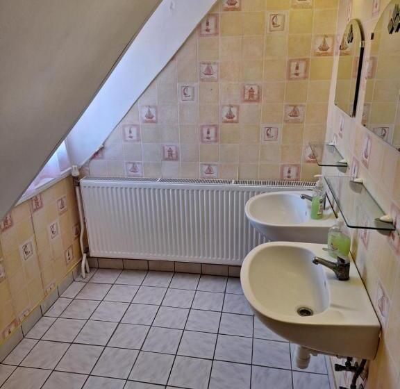 חדר סטנדרט לארבעה, Fenyő Panzió