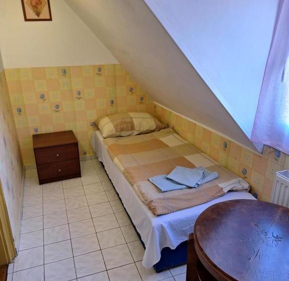 חדר סטנדרט לארבעה, Fenyő Panzió