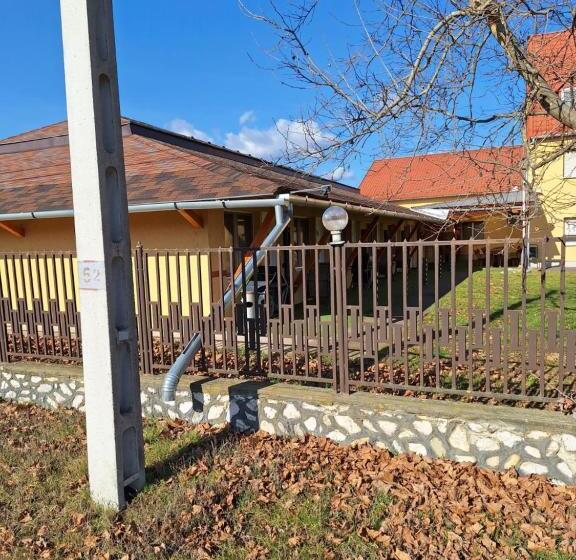 Номер Стандарт Вид на Сад, Fenyő Panzió