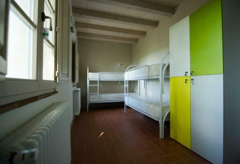 سرير فى غرفة مشتركه, Ostello San Miniato