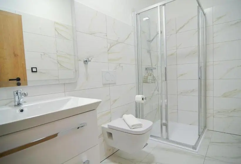 Deluxe Kolmen Hengen Huone, Penzion Zaječák