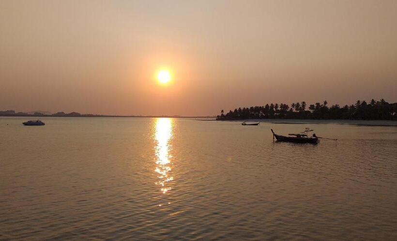 غرفة قياسية مطلّة علي البحر, Seaside Home