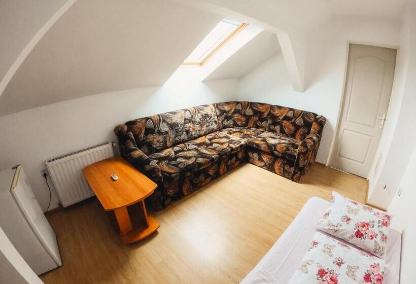 Семейный Номер Вид на Горы, Pensiunea Apolka Panzió