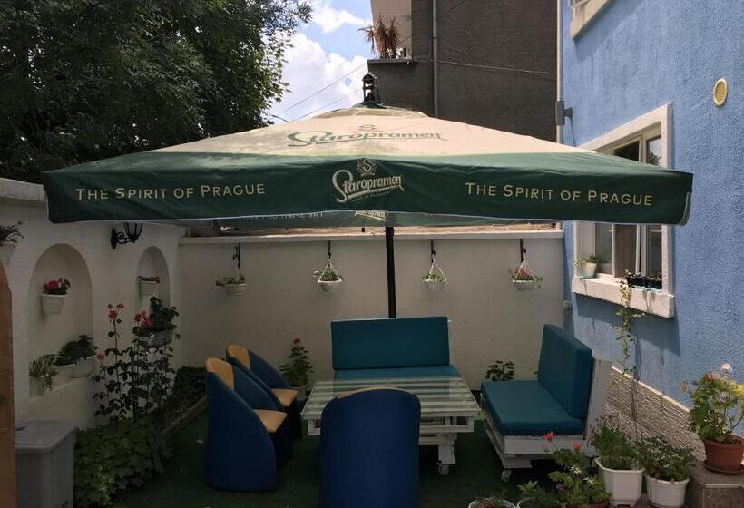 Cameră Triplă Deluxe, къща за гости нико