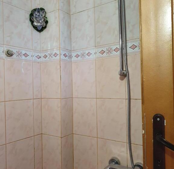 Cameră Triplă Deluxe, къща за гости нико